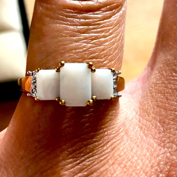 Zales genuine Three stone white opal ring in 10K yellow gold. Ring size 7 - Picture 2 of 3